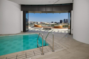 Luxury 1BR in Brisbane City River Firework View